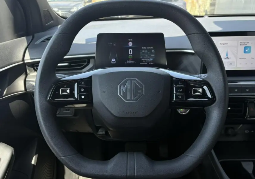 Vue centrée sur le volant noir du MG3 1.5 Hybrid+ 195 Comfort, avec tableau de bord numérique et écran tactile visible.