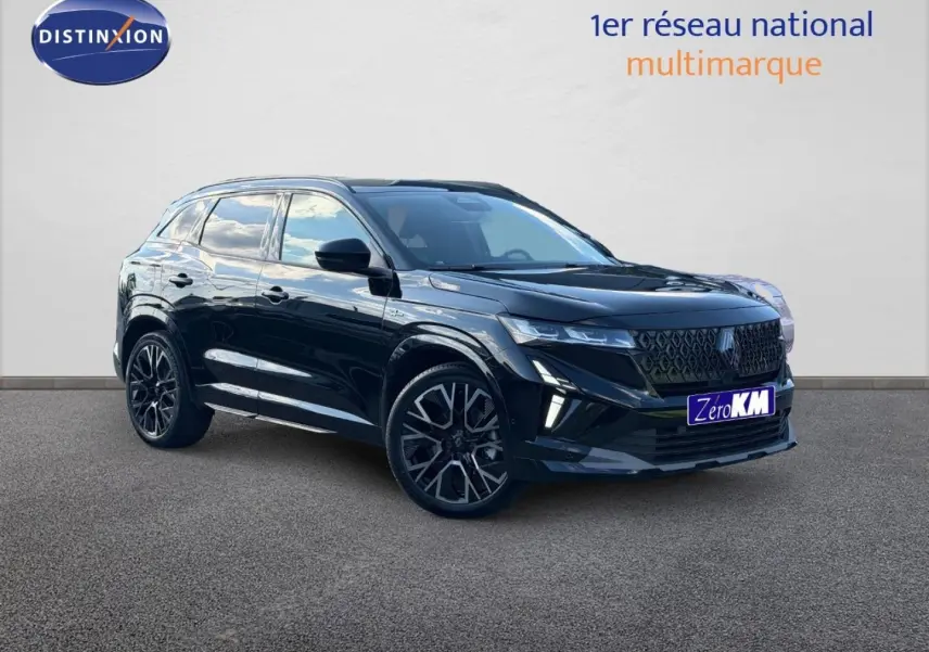 Renault Austral noir étoilé métallisé en vue 3/4 avant droit avec jantes alu et calandre distinctive.