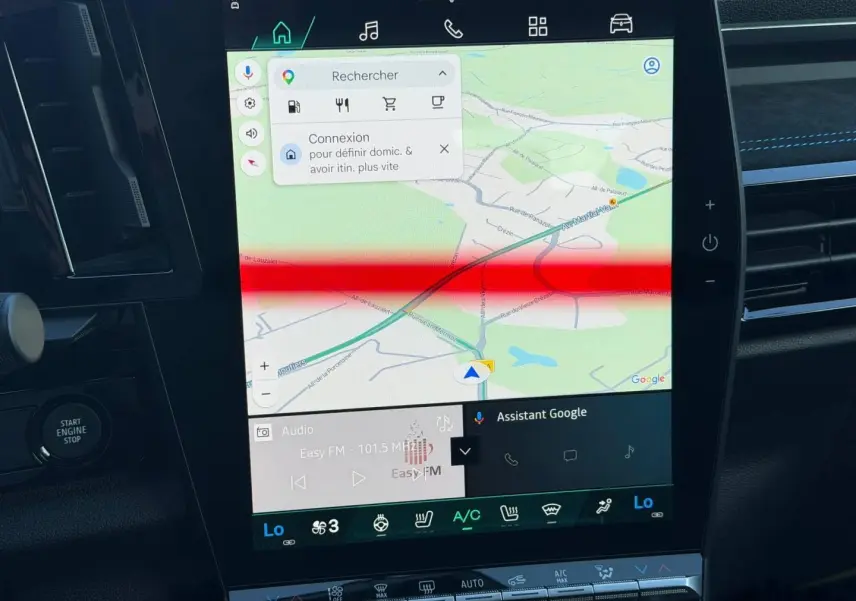 Écran tactile central affichant la navigation GPS dans l’habitacle du Renault Austral noir étoilé.