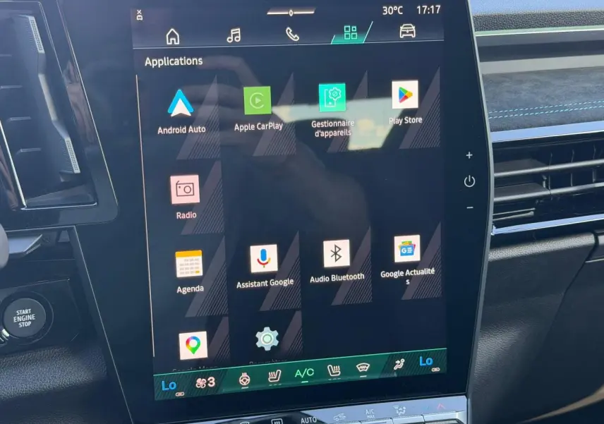 Écran tactile central affichant les applications multimédia dans l’habitacle noir du Renault Austral 2026.