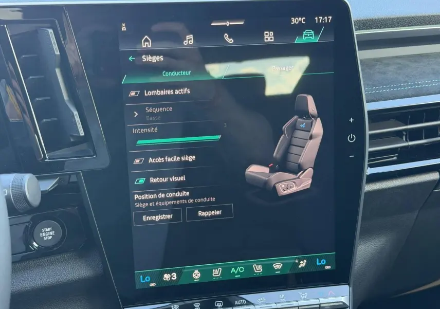 Écran tactile central montrant les réglages du siège conducteur dans un Renault Austral noir étoilé 2026.