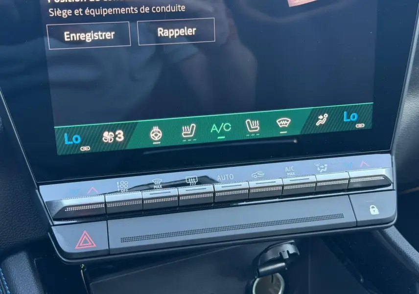 Gros plan sur l'écran tactile et les commandes de climatisation du Renault Austral noir étoilé, intérieur moderne et lumineux.