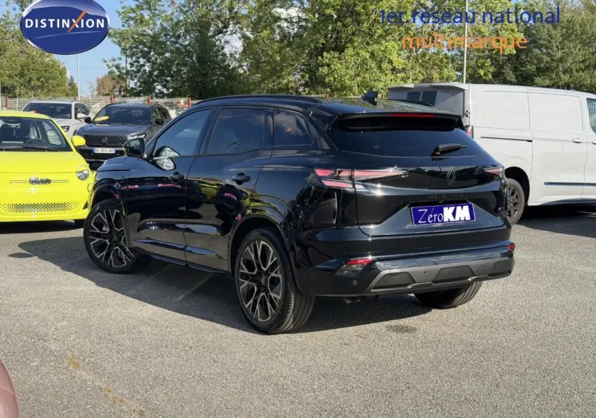 Renault Austral noir étoilé métallisé, vue 3/4 arrière droit, jantes alliage et feux arrière LED distinctifs.