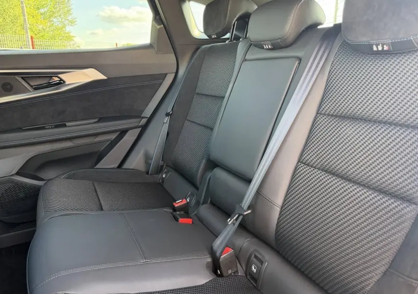 Vue latérale droite des sièges arrière noirs en tissu et cuir du Renault Austral 1.2 E-Tech full hybrid 200ch esprit Alpine 2026.