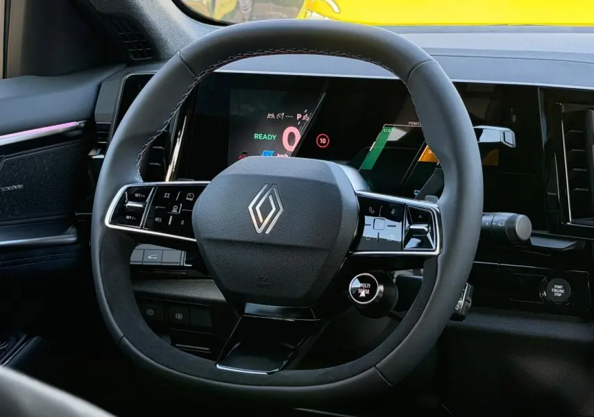Vue rapprochée du volant noir du Renault Austral 2026 avec commandes intégrées et tableau de bord numérique.