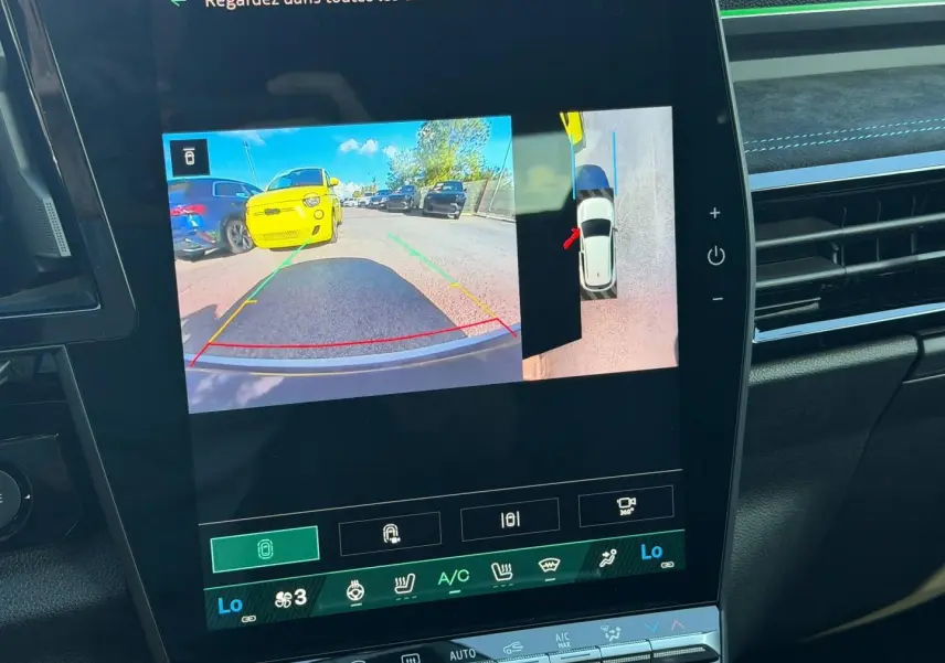 Écran tactile intérieur montrant la caméra de recul et l'affichage 360° du Renault Austral noir étoilé métallisé.