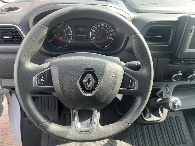 Vue rapprochée du volant Renault Master 2021 avec tableau de bord et levier de vitesses manuelle visibles.