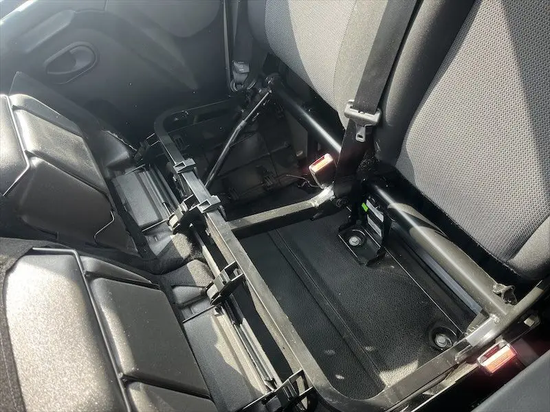 Intérieur du Renault Master blanc 2021, vue rapprochée sous les sièges arrière avec structure métallique apparente.