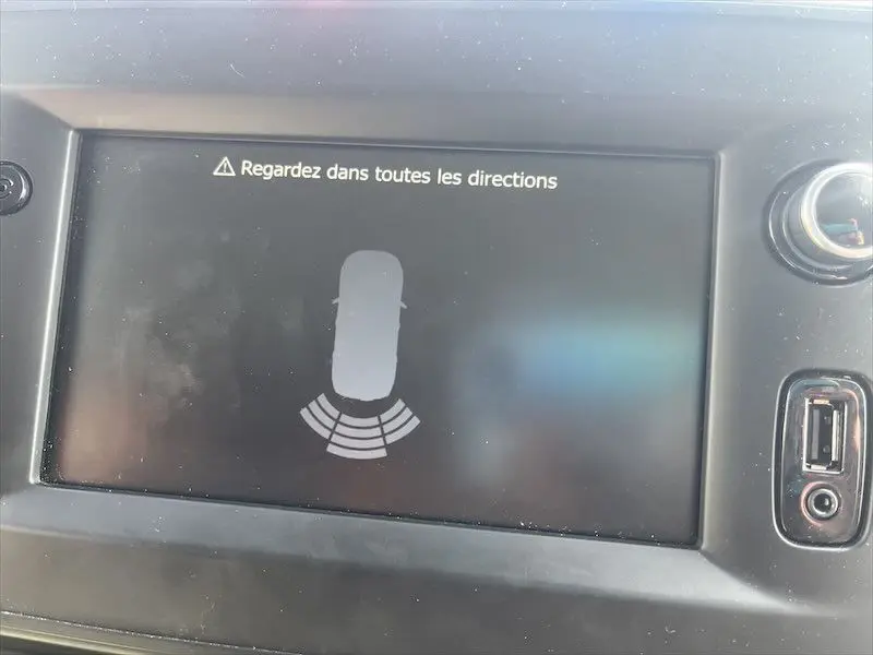 Écran de la console centrale du Renault Master blanc 2021 affichant l'alerte de surveillance des angles morts.
