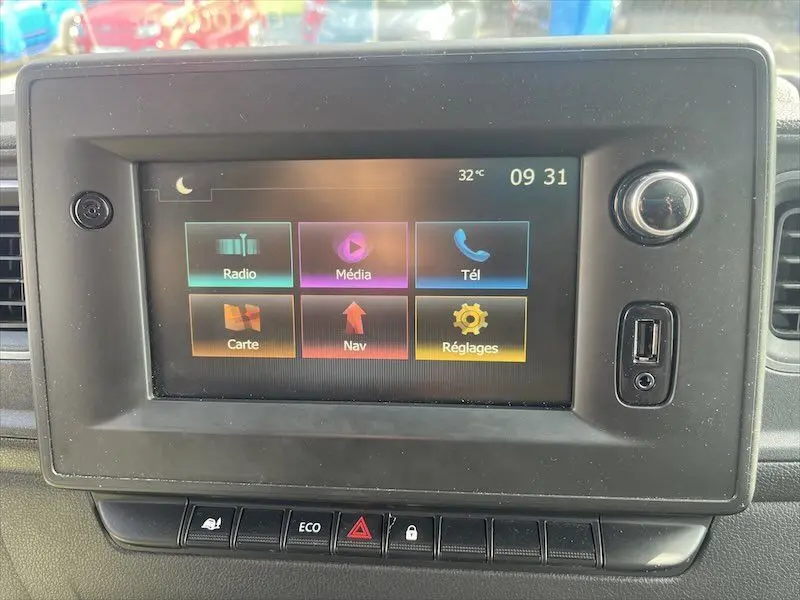 Écran tactile central du Renault Master 2021 affichant les options Radio, Média, Téléphone, Carte, Navigation et Réglages.