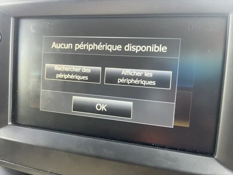 Écran tactile du tableau de bord du Renault Master 2021 affichant un message d'absence de périphérique connecté.