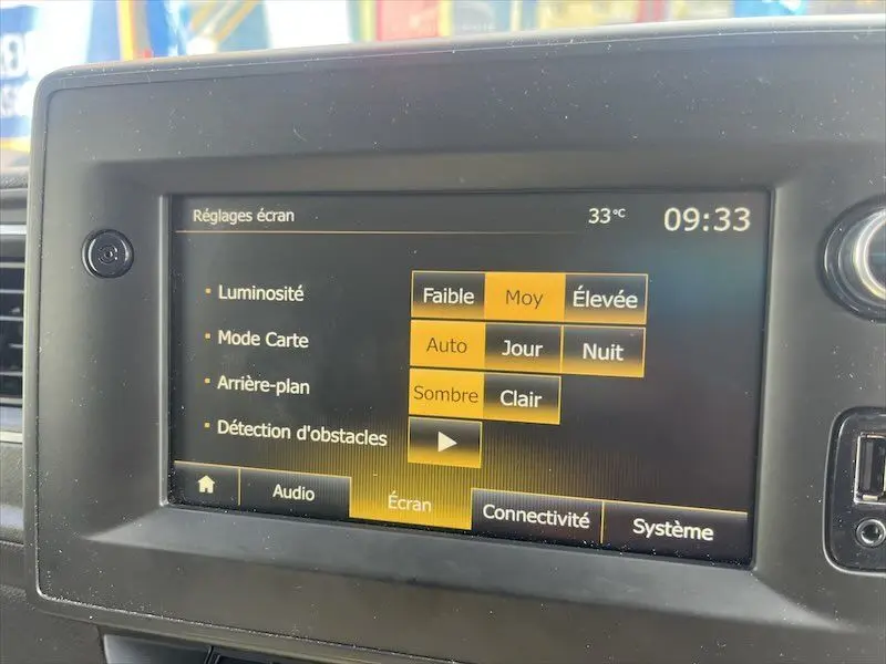 Écran tactile du tableau de bord du Renault Master 2021 affichant les réglages d'écran avec options de luminosité et mode carte.