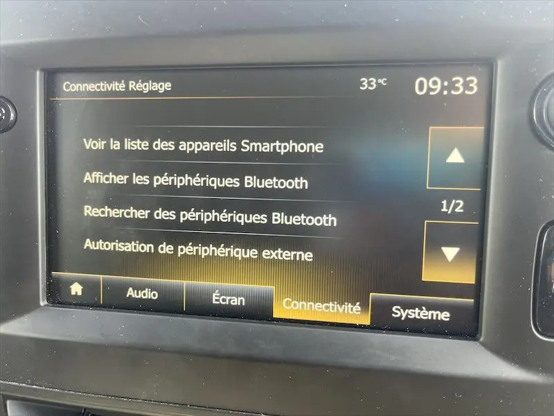 Écran tactile du système multimédia du Renault Master blanc, affichant les options de connectivité Bluetooth et smartphone.