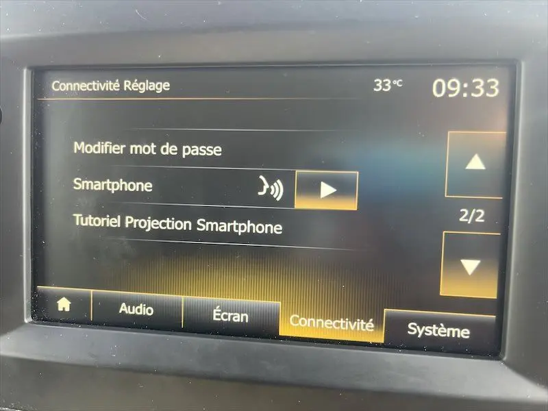 Écran tactile du système de connectivité du Renault Master 2021 affichant les réglages smartphone et tutoriel projection.