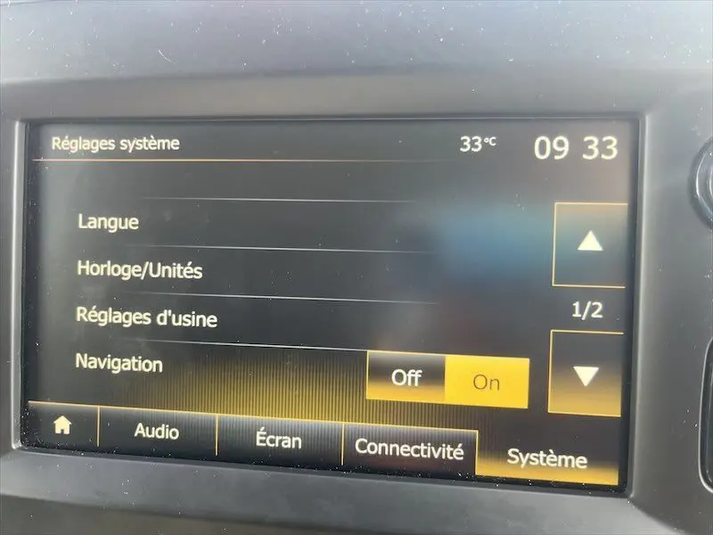 Écran tactile du système de navigation du Renault Master blanc 2021 affichant les réglages système à 09h33.