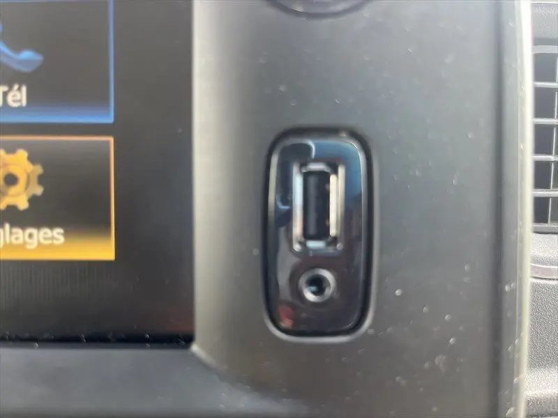 Gros plan sur la prise USB et jack du tableau de bord noir du Renault Master blanc 2021, version Grand Confort.