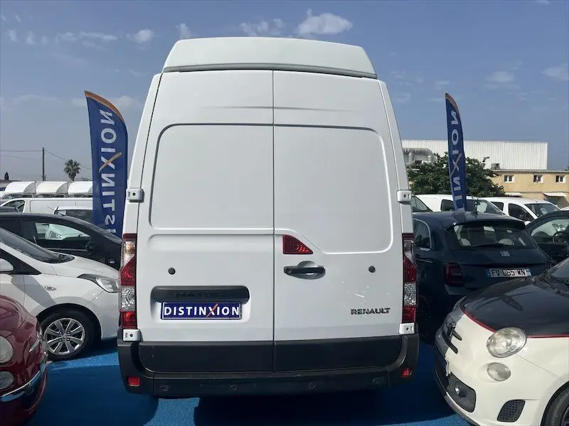 Vue arrière d’un Renault Master blanc 2021 stationné, avec portes fermées et logo Renault visible.