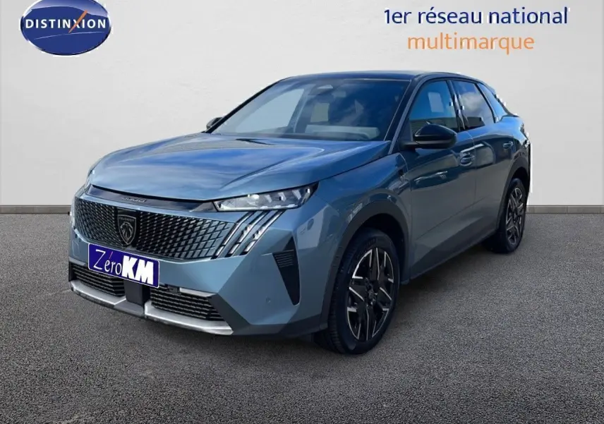 Vue 3/4 avant du Peugeot 3008 hybride bleu Ingaro métal avec toit noir et calandre distinctive GT.