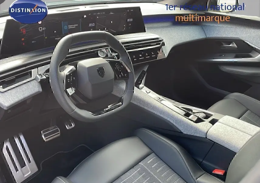 Intérieur du Peugeot 3008 2025 vu côté conducteur, avec tableau de bord numérique et sellerie cuir noir et tissu gris.