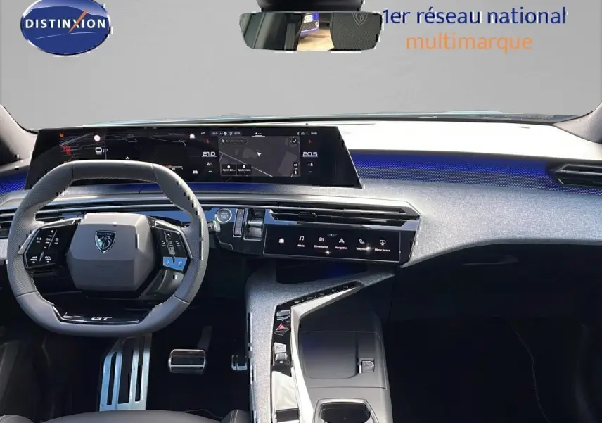 Vue intérieure frontale du tableau de bord de la Peugeot 3008 GT 2025, avec éclairage bleu et volant compact noir.