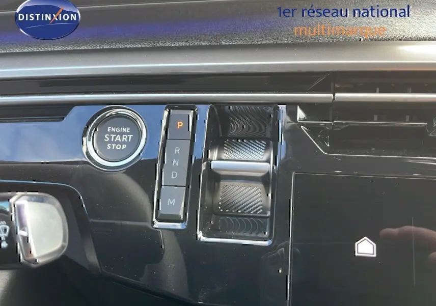 Vue rapprochée de la console centrale du Peugeot 3008 2025 bleu Ingaro, avec bouton start/stop et sélecteur de boîte auto.