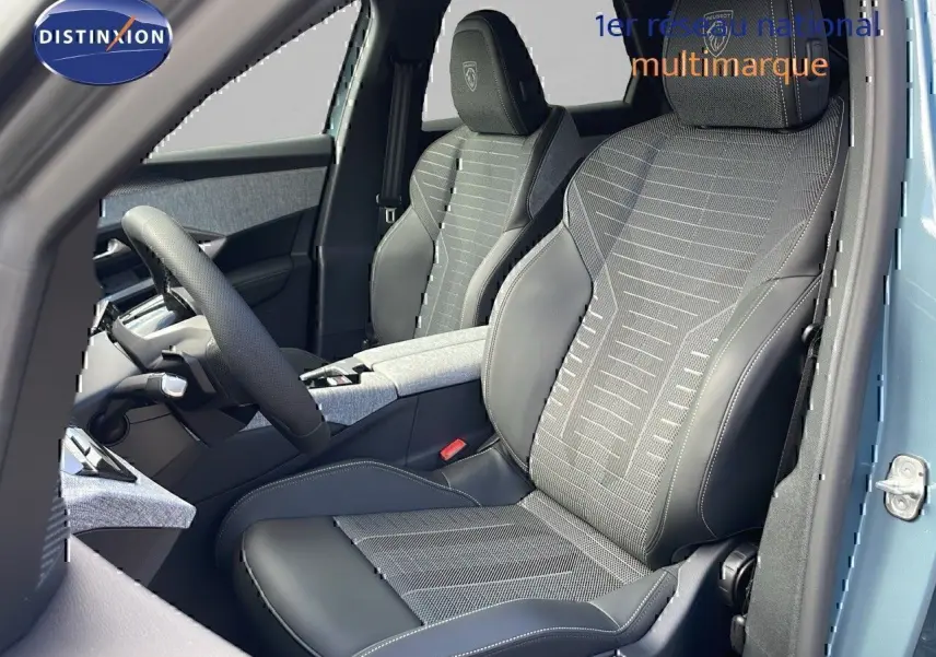 Vue intérieure côté conducteur du Peugeot 3008 2025 bleu Ingaro, sièges tissu et cuir noir avec logo Peugeot brodé.