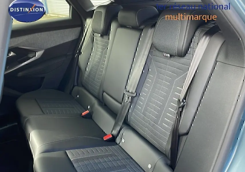 Vue intérieure des sièges arrière en cuir noir et tissu gris du Peugeot 3008 2025, côté droit avec ceinture de sécurité visible.