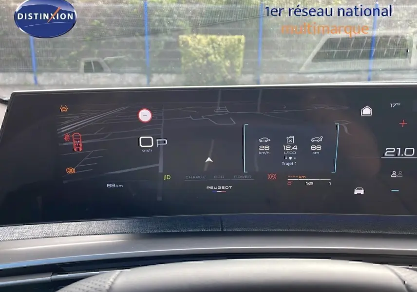 Vue rapprochée du tableau de bord numérique du Peugeot 3008 2025, affichage moderne et épuré.