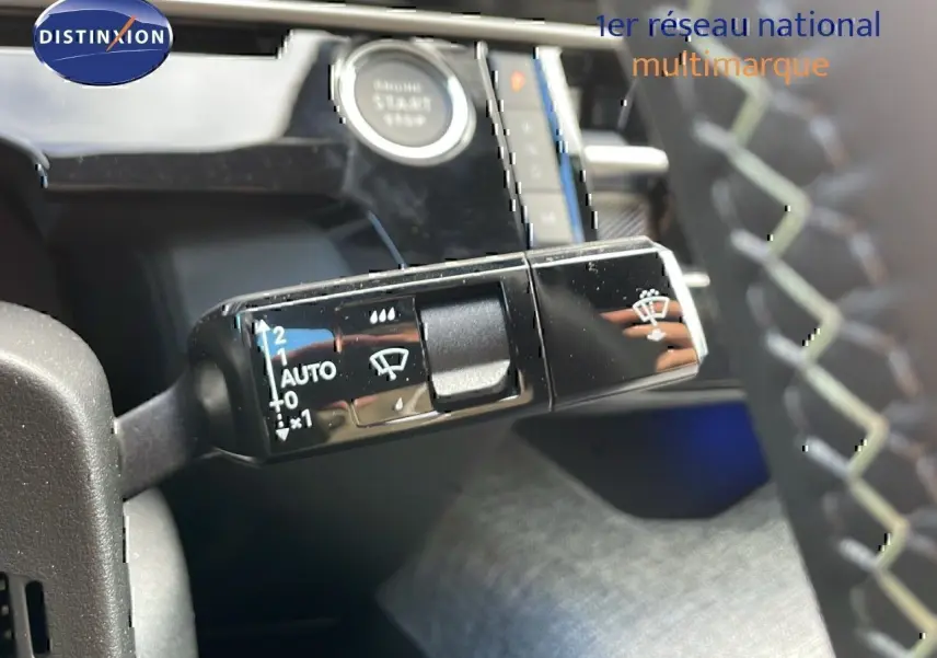 Gros plan sur la commande d’essuie-glace à gauche du volant du Peugeot 3008 2025 bleu Ingaro métal avec toit noir.