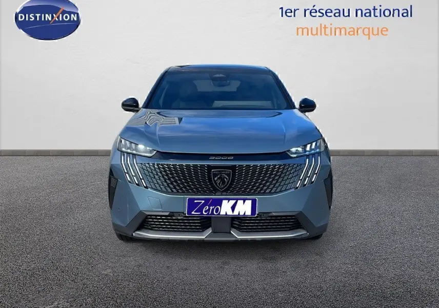 Vue de face du Peugeot 3008 1.2 Hybrid 136ch GT bleu Ingaro métal avec toit noir et calandre distinctive.