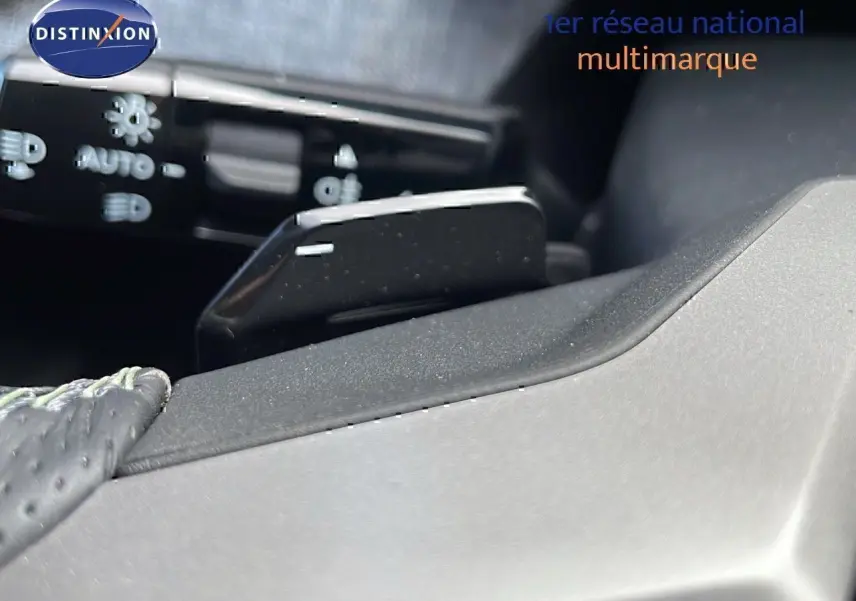 Détail intérieur sur la commande de régulateur de vitesse du Peugeot 3008 hybride 2025, finition GT.