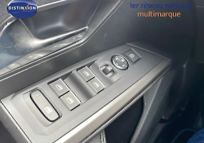 Gros plan sur les commandes de lève-vitres et rétroviseurs côté conducteur du Peugeot 3008 bleu Ingaro métal.