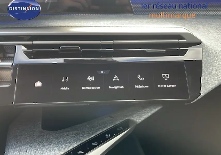 Écran tactile central du tableau de bord du Peugeot 3008 2025 bleu Ingaro métal avec toit noir, affichant les commandes multimédia et climatisation.