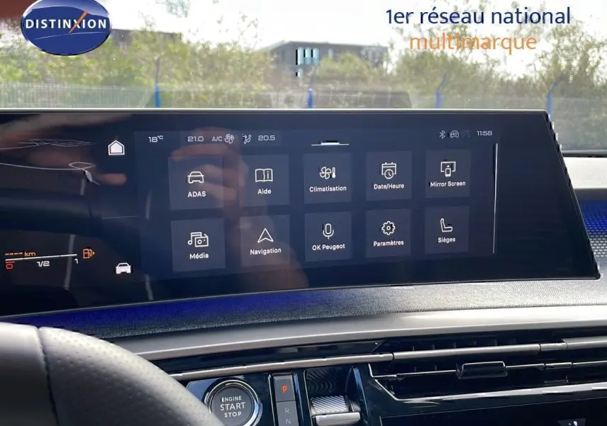 Vue intérieure du tableau de bord du Peugeot 3008 1.2 Hybrid 136ch GT, écran tactile central et bouton start/stop visibles.