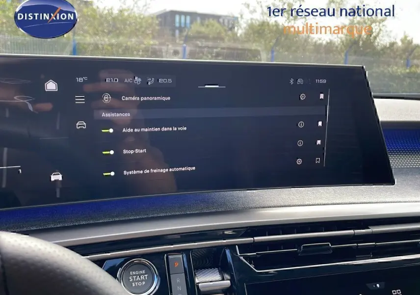 Vue intérieure du tableau de bord du Peugeot 3008 2025, écran tactile affichant les assistances à la conduite.