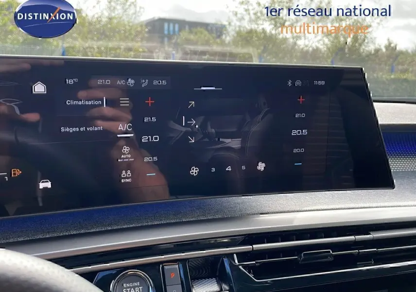 Vue intérieure du tableau de bord tactile du Peugeot 3008 1.2 Hybrid 136ch GT avec affichage de la climatisation.