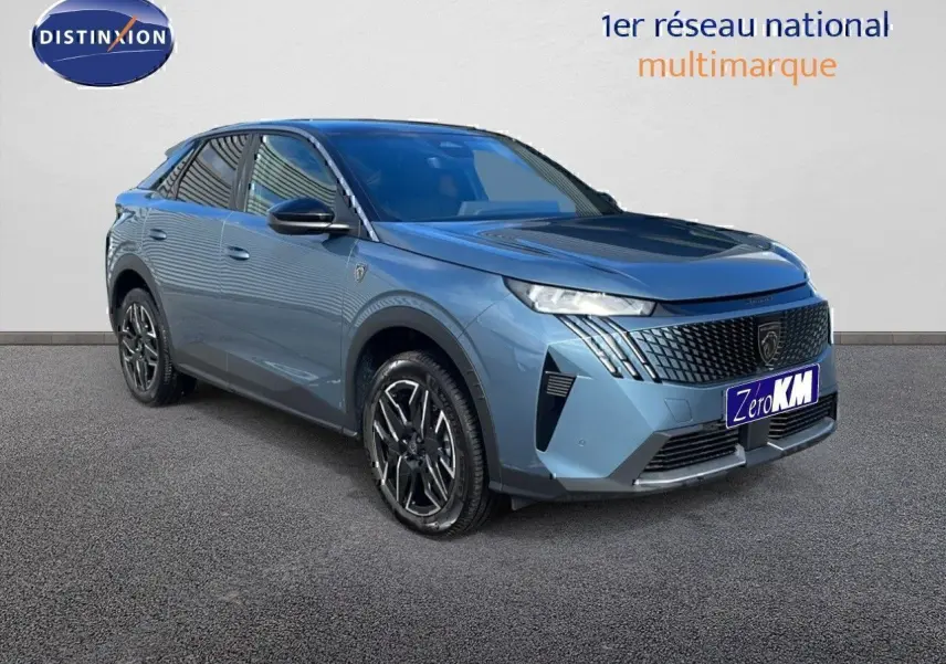 Vue 3/4 avant gauche d’un Peugeot 3008 hybride bleu Ingaro métal avec toit noir et jantes alliage noires.