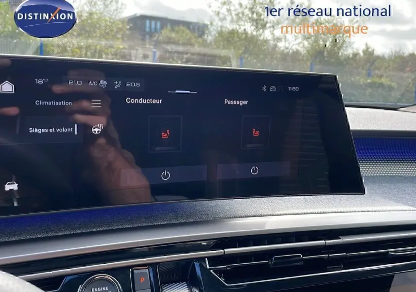 Écran tactile central du Peugeot 3008 2025 affichant les réglages de climatisation et sièges chauffants.
