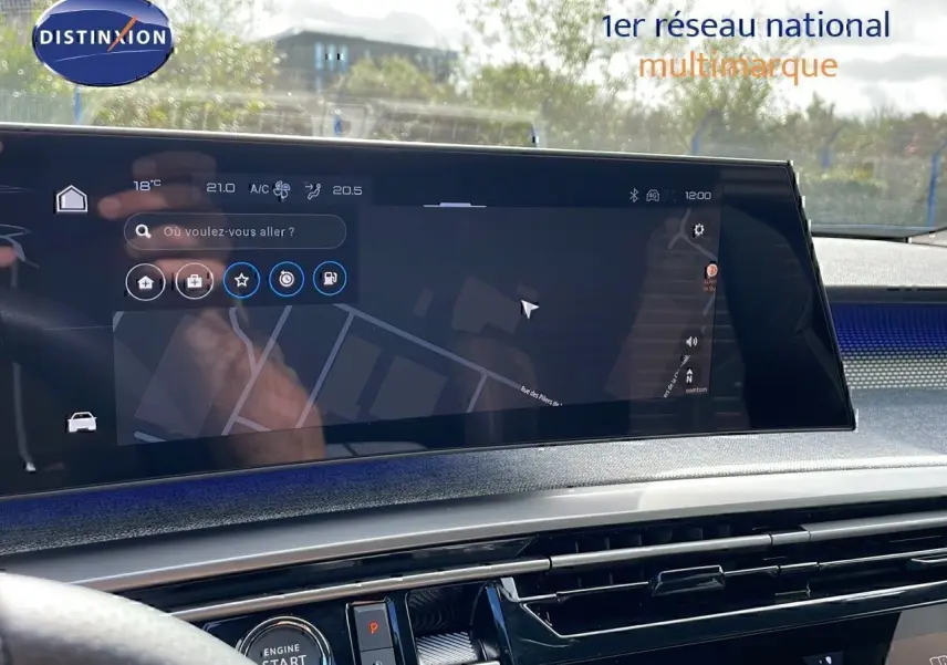 Vue intérieure du tableau de bord du Peugeot 3008 1.2 Hybrid 136ch GT 2025 avec écran tactile et commandes modernes.