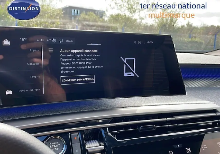 Vue intérieure du tableau de bord du Peugeot 3008 hybride 2025, avec écran tactile et ambiance lumineuse bleue.