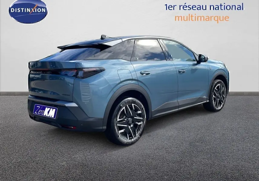 Peugeot 3008 1.2 Hybrid 136ch GT bleu Ingaro métal avec toit noir, vue 3/4 arrière côté gauche.