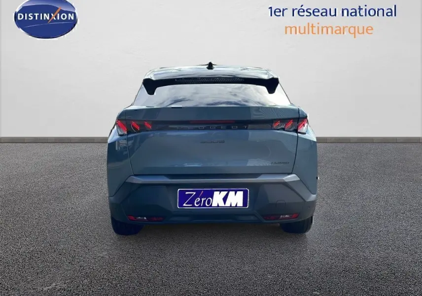 Vue arrière d’un Peugeot 3008 1.2 Hybrid 136ch GT bleu Ingaro métal avec toit noir, année 2025.