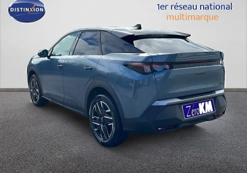 Vue 3/4 arrière droite d'un Peugeot 3008 hybride bleu Ingaro métal avec toit noir et jantes alliage biton.
