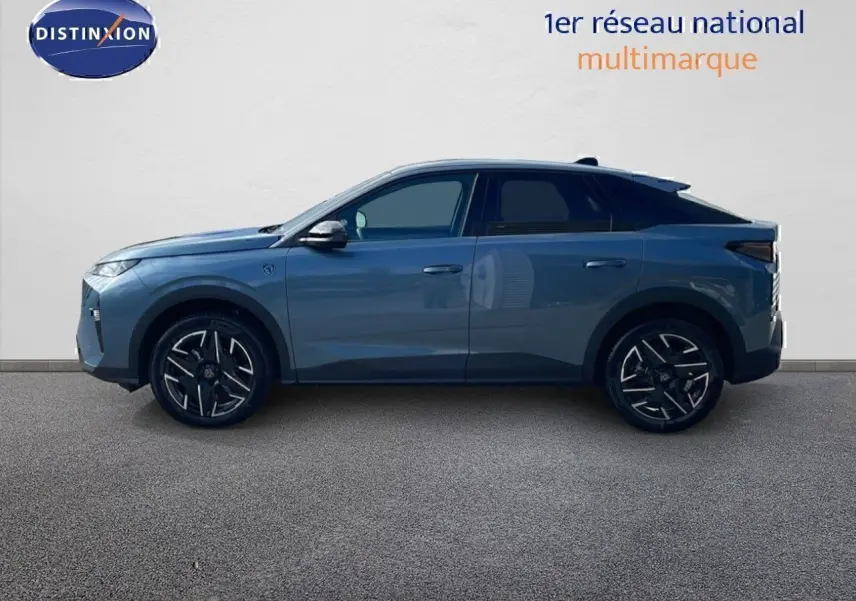 Vue de profil gauche du Peugeot 3008 1.2 Hybrid 136ch GT en bleu Ingaro métal avec toit noir et jantes alliage noires.