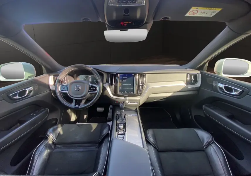 Intérieur noir cuir du Volvo XC60 D4 2019 vu de face, montrant tableau de bord et volant multifonction.