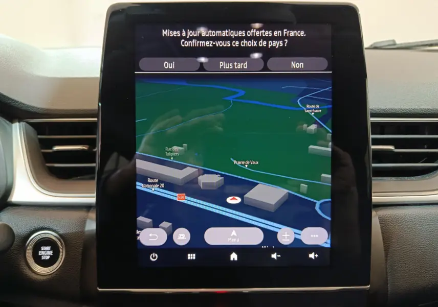 Écran tactile central 26,4 cm affichant la navigation dans l’habitacle du Renault Captur Techno TCe 90 rouge.