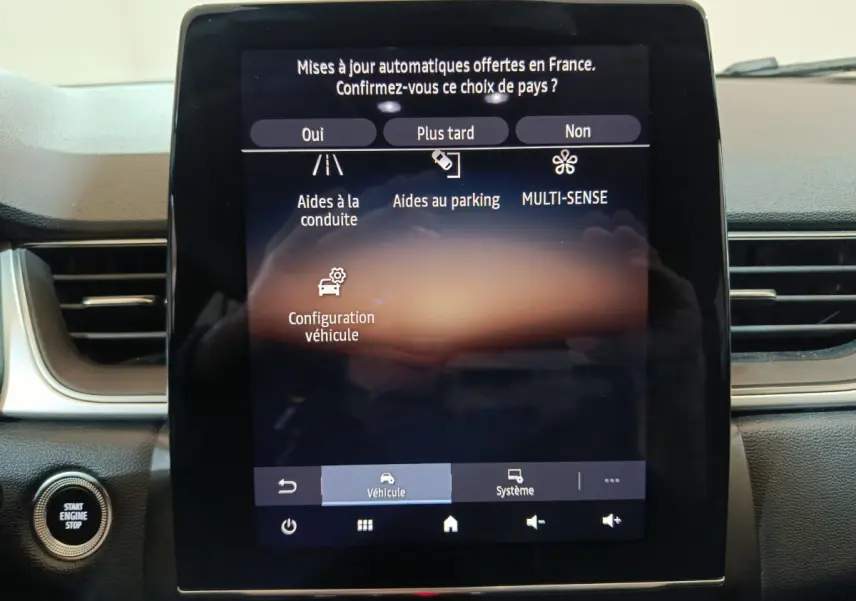 Écran tactile central allumé du Renault Captur Techno TCe 90 2024, avec bouton démarrage visible à gauche.