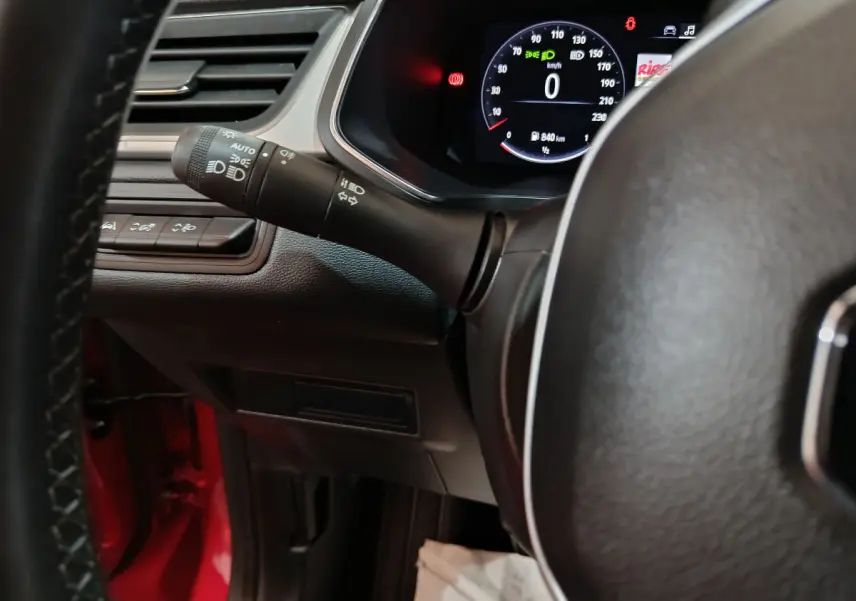 Vue rapprochée du combiné d'instruments digital du Renault Captur Techno TCe 90 2024 avec volant partiel visible.