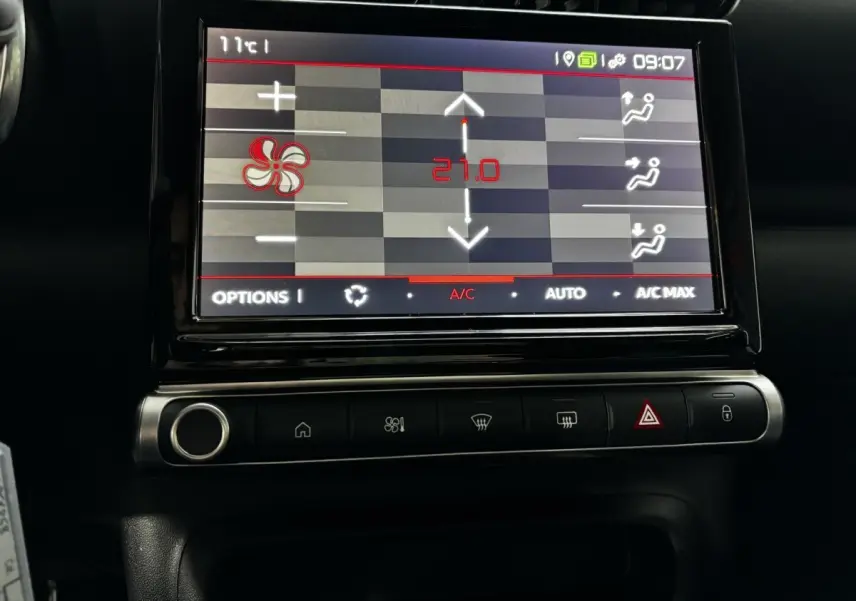 Écran tactile central affichant la climatisation à 27°C sur le tableau de bord du Citroën C3 Aircross gris clair.