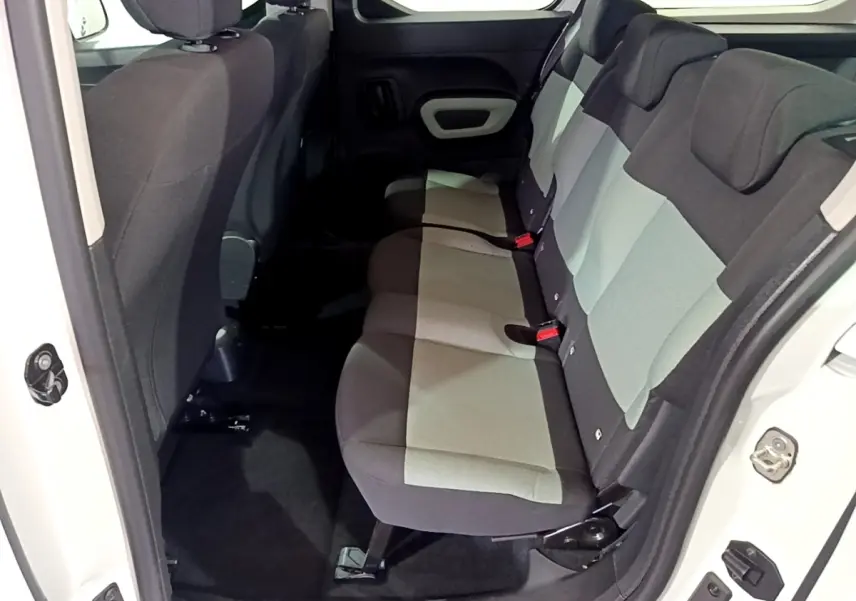 Vue intérieure côté droit sur la banquette arrière bicolore grise et noire du Citroën Berlingo blanc XL 2019.